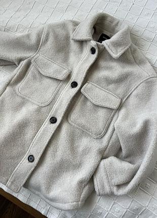 Біла куртка - сорочка з кишенями від bershka