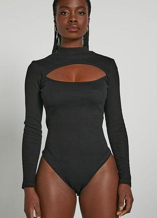 Черное боди с вырезом