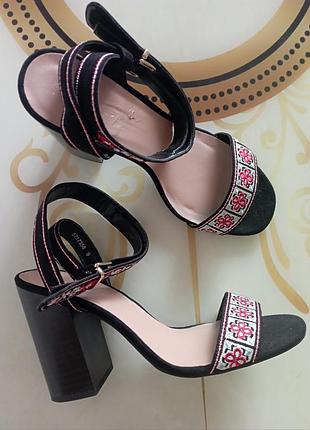 Босоніжки жіночі з вишивкою на каблуках new look