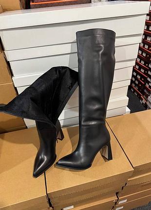 Кожаные черные сапоги с острым носиком на высоком каблуке деми и зима