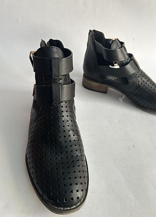 Жіночі черевики з перфорацією