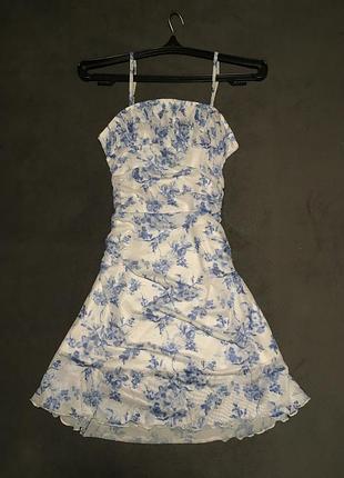 Легкое белое платье с голубыми цветами