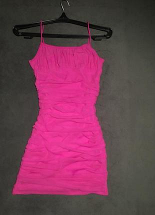 Розовое короткое платье на лето
