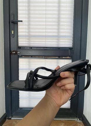 Чорні босоніжки