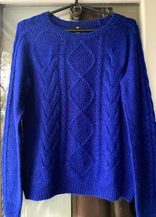 Жіночий светр з красивим орнаментом. прямого крою . має в составі мохер.  розмір 38/m/46  40/l/48.