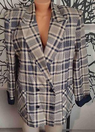 Женский пиджак в клетку с плечичиками