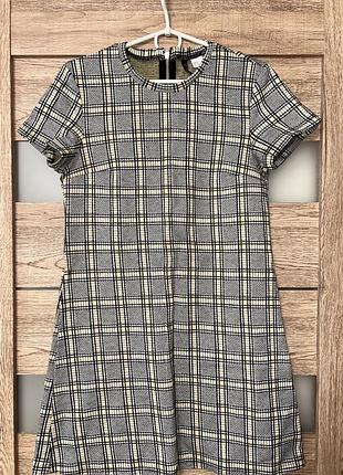 Стильне плаття прямого крою, приємна щільна тканина, добре тримає форму,з блискавкою ззаду. ідеально підходить для офісу, навчання або на кожен день.