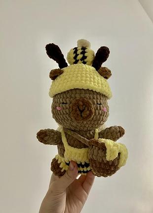 Мʼяка іграшка капібара бджілка з шапочкою і бочкою меду іграшка ручної роботи амігурумі подарунок на миколая новий рік хрестини день народження