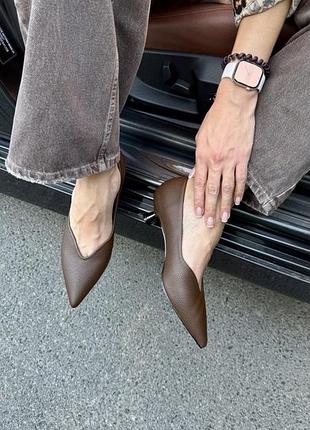 Туфлі човники коричневі на невисокій шпильці