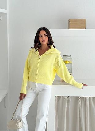 В'язаний кардиган із заниженою лінією плеча