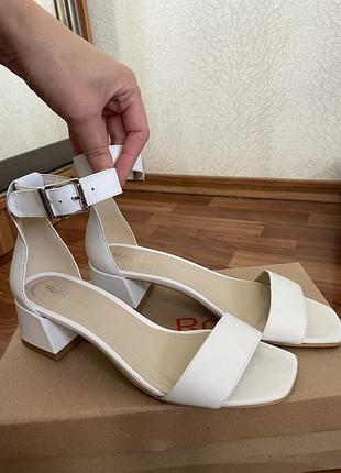 Босоніжки на низькому каблуку