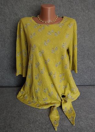 Коттоновая трикотажная блуза лонгслив горчичного-салатового цвета с фиолетовым принтом 48 размера