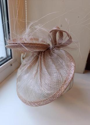 Шляпка на обруче с перьями.