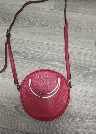 Красивая сумочка красного цвета, округлая