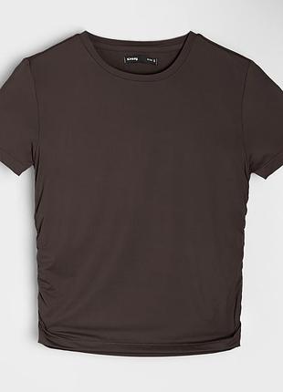 Топ із драпіруванням з боків