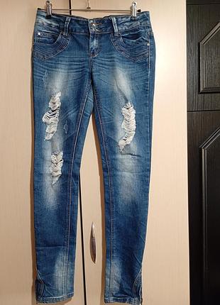 Джинсы женские рваные, стрейчевые, размер 29/30.