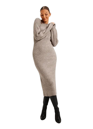 Вязаное бежевое платье миди