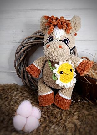 Коник. кінь. конячка. іграшка ручної роботи. символ 2026 року