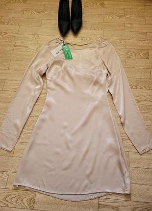 Міні-сукня, з атласної тканини, з вирізом на спині.