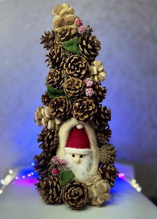 Елка из шишек и сантой