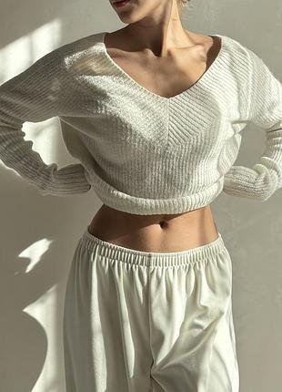 Светр з v подібним вирізом