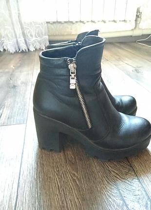 Чорні шкіряні черевики.