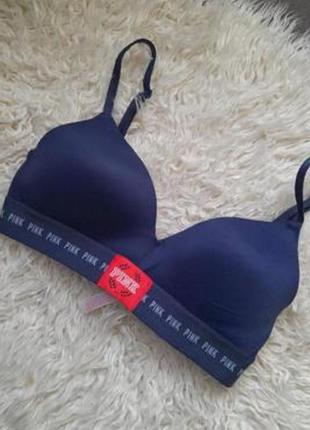 Спортивный бюстгальтер из коллекции pink от victoria’s secret.