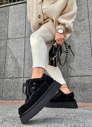 Натуральные замшевые зимние черные сноутсы - короткие угги на высокой подошве