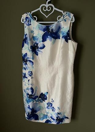 Красива стримана сукня