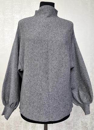 Ефектний светр з пишними рукавами