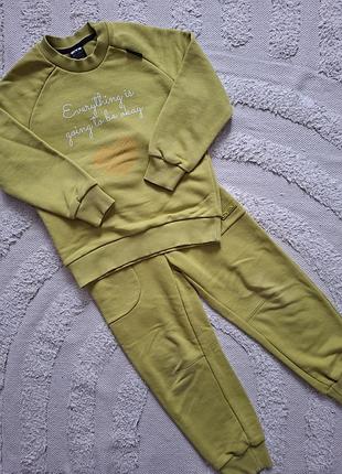 Спортивний костюм на дівчинку
