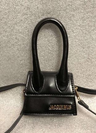 Мини-сумочка черного цвета.