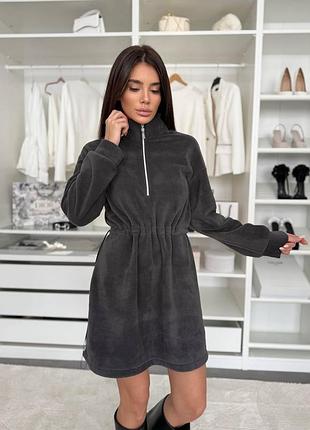 Короткое платье из двухстороннего флиса с воротником на молнии с кулисками по бокам