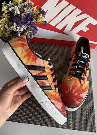 Оригинальные яркие кроссовки adidas