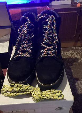 Нові черевики в замші на тракторній підошві з кольоровими шнурками