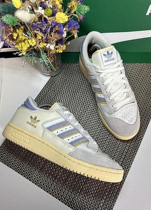 Оригінальні кросівки adidas