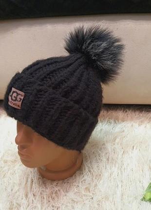 Зимова в'язана шапка