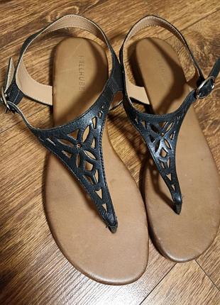 Босоножки черные