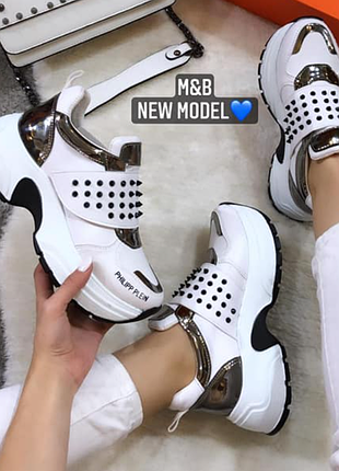 Кроссовки массивные на платформе с шипами и липучкой