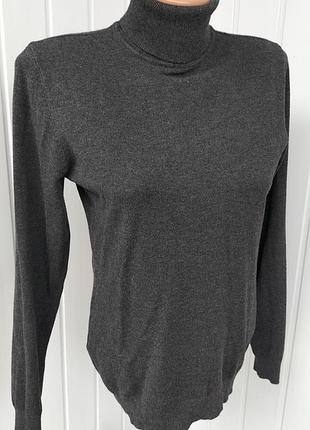 Тонкий светр-гольф