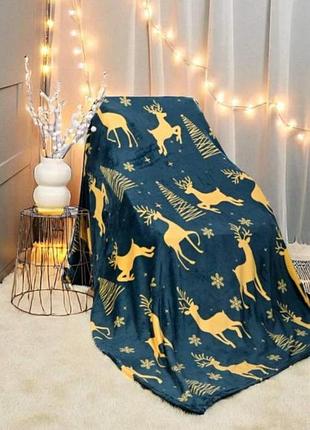 Плед з новорічним принтом.