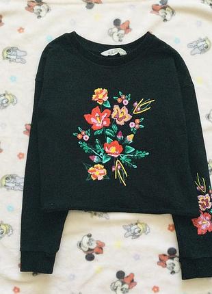 10-12 рок h&amp;m укороченный свитшот, цвет черный. яркая вышивка гладью. 100% хлопок двунитка. состояние нового, следов носки нет длина 42;пог 44; ру