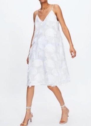 Белое платье миди на брительках с эффектом травки zara