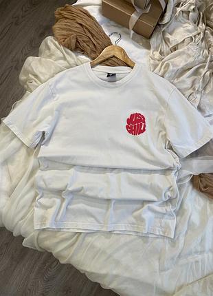 Базова біла футболка