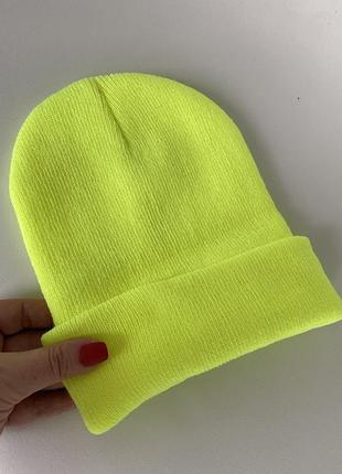 Яскрава шапка неонова