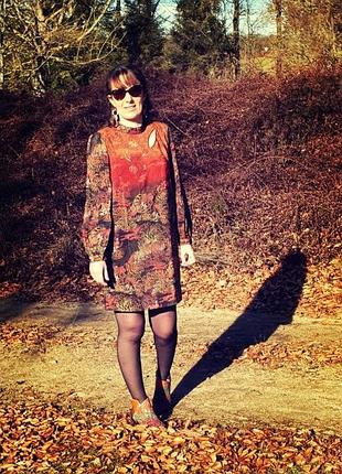 Пряма сукня з осіннім принтом з цікавим вирізом