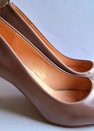 Туфли на каблуке