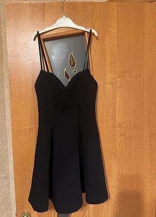 Коротка чорна сукня