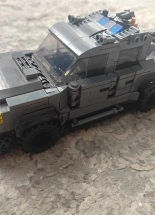 Игрушечная машинка из лезвия.