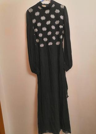 Платье черного цвета с вышивкой
